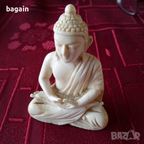 Статуя на Буда от слонова кост.