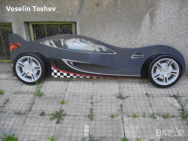 реалистична фигура на кола с гуми за реклама