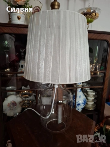 Стилна настолна лампа с основа от прозрачно стъкло и плисиран абажур, снимка 2 - Настолни лампи - 53642507