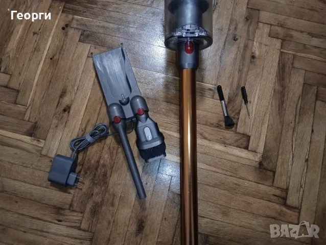 Отлична прахосмукачка Dyson V10 с добра батерия и аксесоари, снимка 3 - Прахосмукачки - 53357300