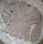 ИЗКЛЮЧИТЕЛНО КРАСИВА пухкава и мека блуза в бежово еластично плетиво с остро деколте , снимка 1 - Блузи с дълъг ръкав и пуловери - 44794094