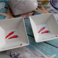 комплект от 2 порцеланови купички за люти чушлета, от Гърция., снимка 1 - Чинии - 40344183