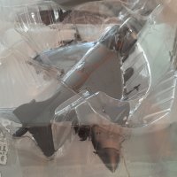 Метален макет на боен самолет Harrier + списание , снимка 4 - Колекции - 41635331