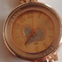 Дамски часовник много красив стилен дизайн нежен с кристали Сваровски б- 23864, снимка 1 - Дамски - 36137338