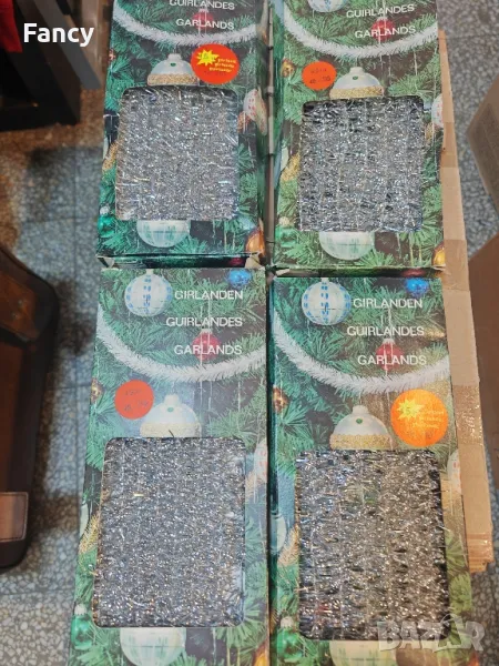 Стари гирлянди в кутии, снимка 1