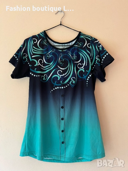 Тюркоазена блуза с къс ръкав и копченца отпред за закопчаване М размер с уникален десен 🩵💙🩵💙🩵💙, снимка 1