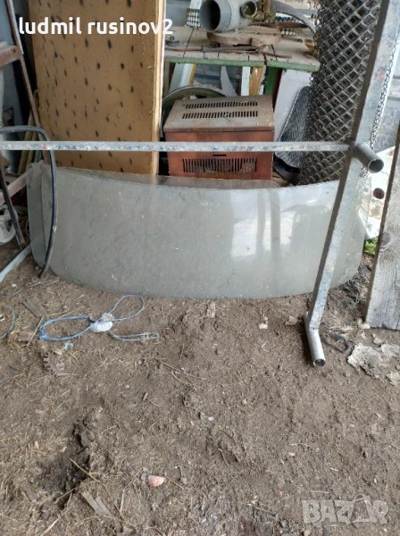 Продавам 2 бр. предни стъкла за УАЗ,ЗИЛ 130,ГАЗ 53, снимка 1