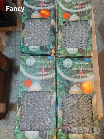 Стари гирлянди в кутии