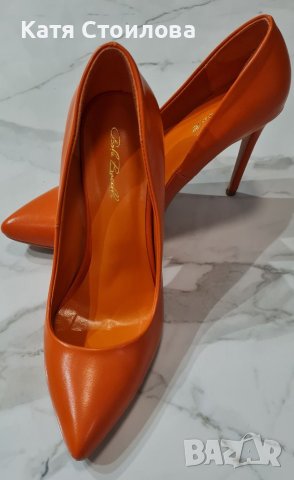 Оранжеви обувки на ток