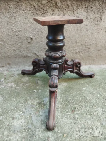 Стара дървена маса