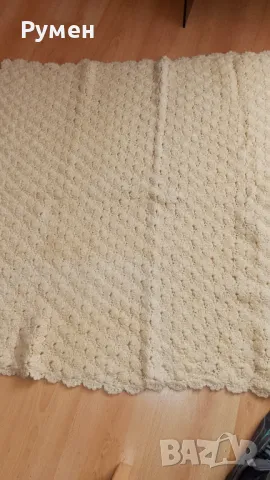 Ръчно бродирана покривка за маса размер 120 на 110см.