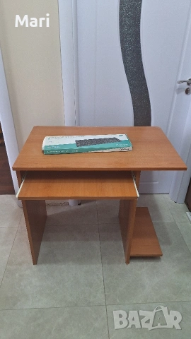 Подарявам бюро и етажерка 