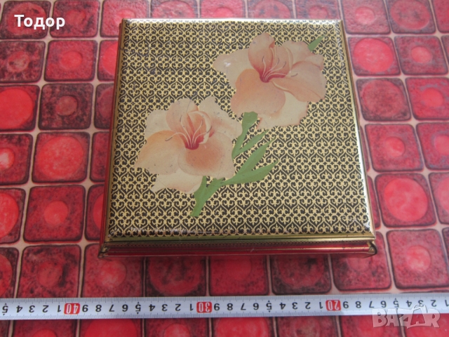 Страхотна литографска ламаринена кутия 