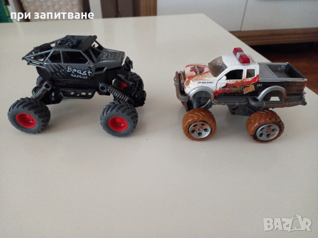 Две колички Монстер, едната е на Dickie