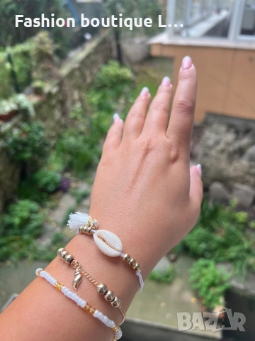Комплект от 3 броя гривна за крак или ръка с мида , мъниста и помпон в бял цвят и златни елементи 🤍, снимка 6 - Гривни - 52376593