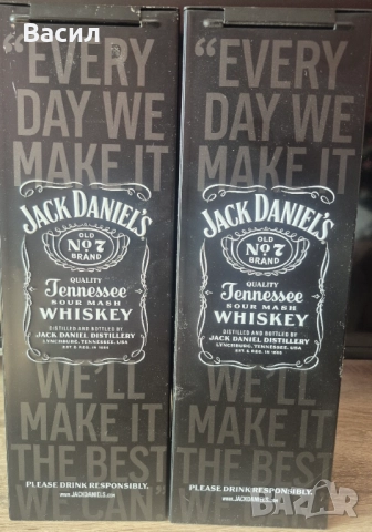 Две метални кутии Джак Даниелс с празни шишета, снимка 2 - Декорация за дома - 52918194