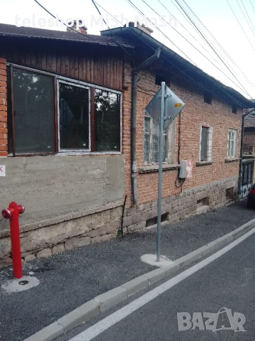 Двуетажна масивна къща с двор и магазин, снимка 1