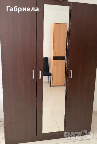 Трикрилен гардероб с огледало 