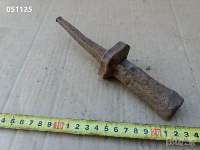 възрожденска подвижна наковалня за кепане на коси 