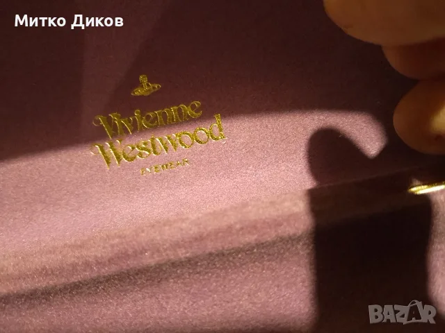 твърд златист калъф за очила от Vivienne Westwood с лилава вътрешна подплата и златисто лого Ко, снимка 4 - Слънчеви и диоптрични очила - 56094056