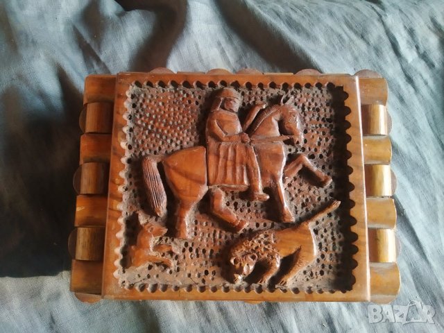 стара дървена кутия