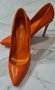 Оранжеви обувки на ток