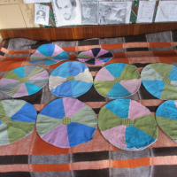 Възглавници кръгли многоцветни/ушити от майстор -шивач/  и квадратни/зелени и червени/ за стол, снимка 9 - Възглавници - 33814572
