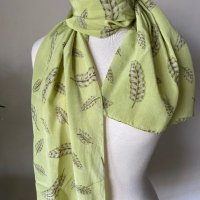 Светлозелен копринен шал на перца, снимка 1 - Шалове - 39375151