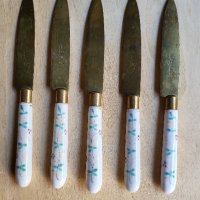Изключително красиви и стари месингови ножчета с порцеланови дръжки, снимка 1 - Антикварни и старинни предмети - 41525993