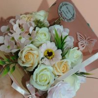 Кутия книга със тринайсет нежни сапунени цветя , снимка 6 - Подаръци за жени - 40950994