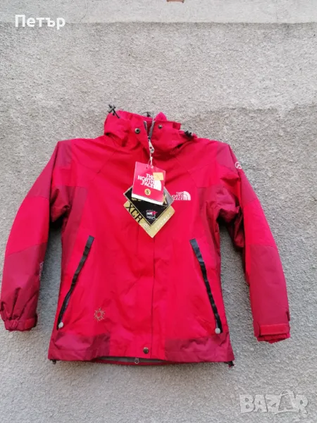 Продавам чисто ново червено малко дамско яке от две части The North Face , снимка 1