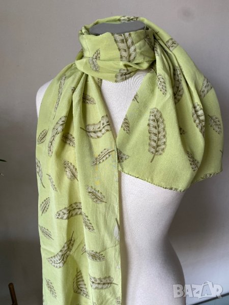 Светлозелен копринен шал на перца, снимка 1