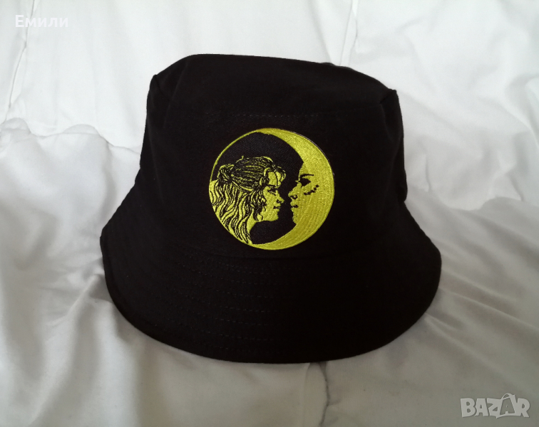 Шапка идиотка с бродерия момиче и луна, снимка 1