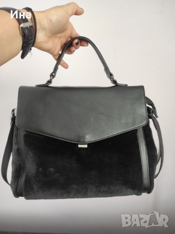 Черна дамска чанта с еко пух