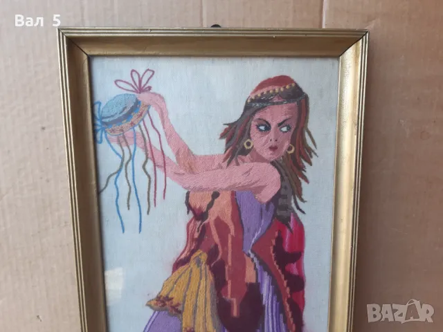 Стар ръчно шит гоблен ТАНЦУВАЩА ЦИГАНКА С ДАЙРЕ, снимка 2 - Гоблени - 49584673