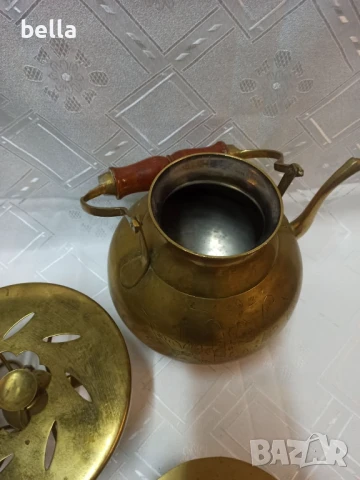 Бронзов голям чайник ,ръчна изработка -калайдисан отвътре ръчно гравиран, поставкан и спиртник, снимка 13 - Антикварни и старинни предмети - 50747831