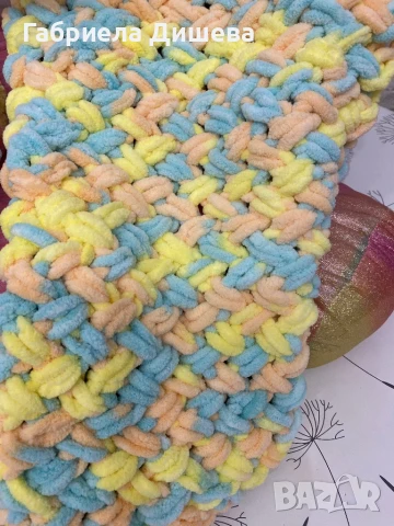 Ръчно плетени одеалца, шапки и шалове., снимка 9 - Спално бельо и завивки - 51197295