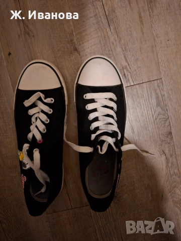 Продавам черни гуменки номер 42