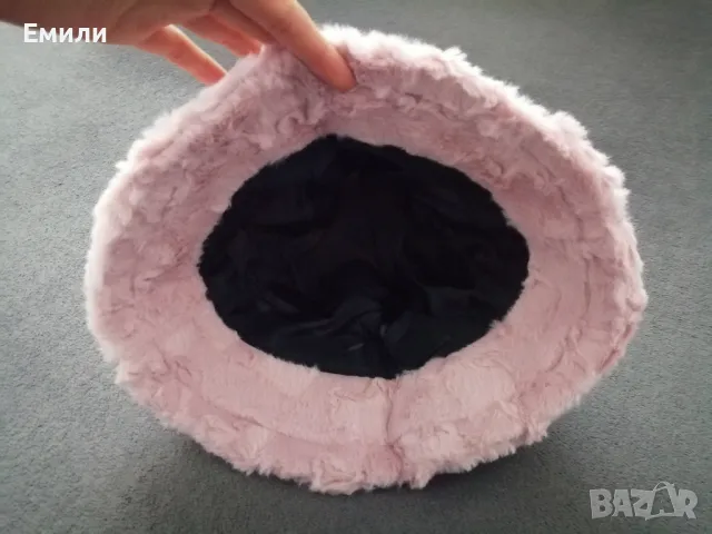 Розова дамска пухкава шапка със сърца, снимка 9 - Шапки - 48147018
