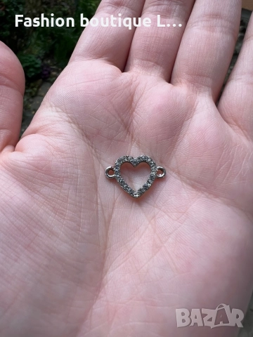 Сребристо медальонче във формата на сърце с блестящи камъчета ❤️, снимка 4 - Колиета, медальони, синджири - 52378348