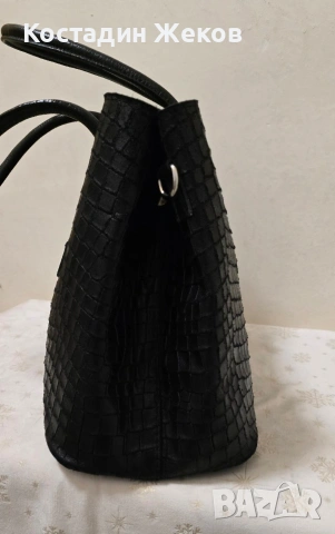 Тази елегантна италианска черна чанта е изработена от естествена кожа с крокодилски ефект , снимка 9 - Чанти - 53827551