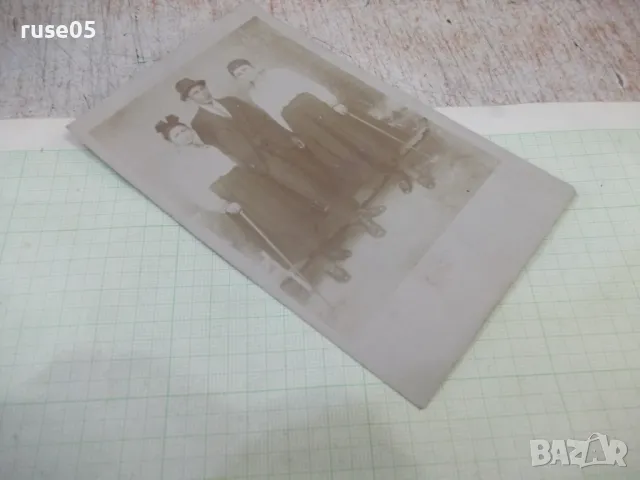 Снимка стара на две жени и господин във фото студио, снимка 3 - Колекции - 48016734