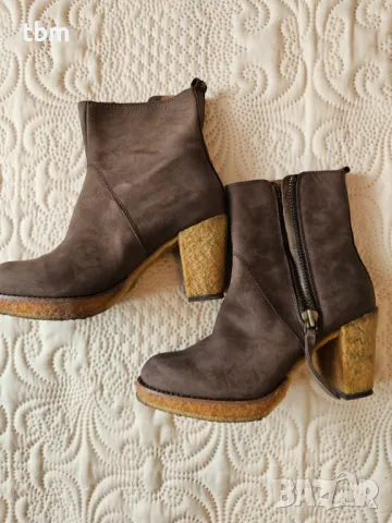 Промо 30лв! Кафяви, велурени боти с подметка от каучук