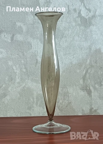 Стъклена ваза от сиво стъкло. 