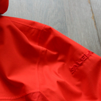 SALEWA - водоустойчиво дамско туристическо яке, размер L, снимка 4 - Спортни екипи - 44715905