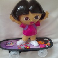 Детска играчка ДОРА НА СКЕЙБОРД с батерии, движи се, пее и свети, снимка 4 - Кукли - 38964652