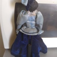 Малка керамична кукла на стойка, снимка 3 - Кукли - 40547010