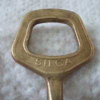 Стар бронзов ключ SILCA, снимка 2 - Антикварни и старинни предмети - 42065553