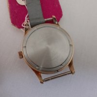 Ръчен часовник Восток 18 камака позлатен неизползван произведен през 1988г, снимка 3 - Антикварни и старинни предмети - 41395532