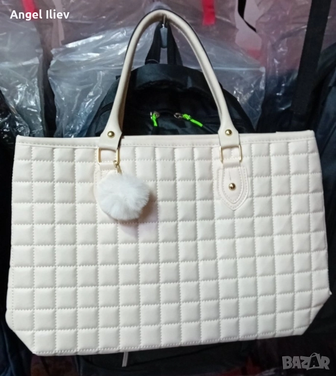 Дамска кожена чанта с пухче, снимка 1